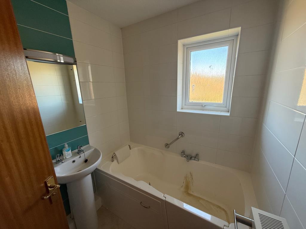 Lot: 124 - ONE-BEDROOM FLAT IN NEED OF IMPROVEMENT - Bath, sink and w.c.